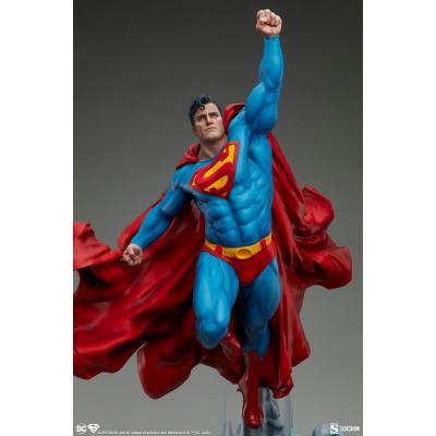 DC Comics Estatua Premium Format Superman 84 cm