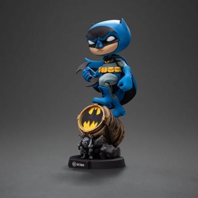 Batman Minifigura Mini Co. PVC Batman on Bat-Signal (Blue Variant) 15 cm