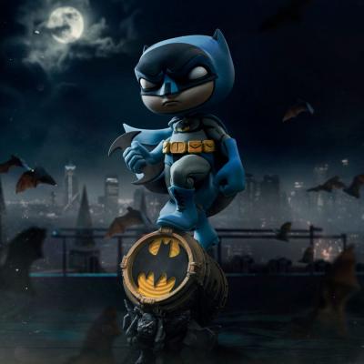 Batman Minifigura Mini Co. PVC Batman on Bat-Signal (Blue Variant) 15 cm