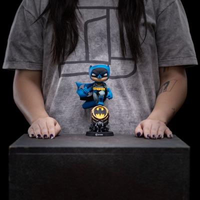 Batman Minifigura Mini Co. PVC Batman on Bat-Signal (Blue Variant) 15 cm