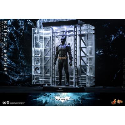 El caballero oscuro: La leyenda renace Figuras y Diorama Movie Masterpiece 1/6 Batman Armory with Bruce Wayne 30 cm