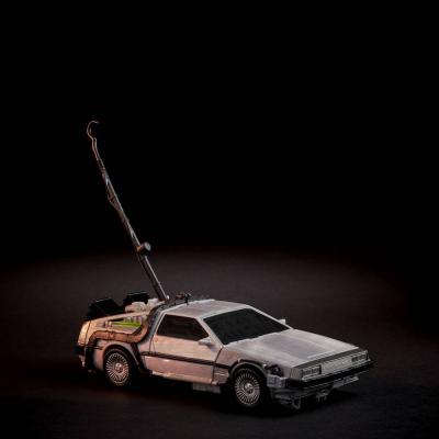 Transformers x Regreso al Futuro Figura Delorian 14 cm